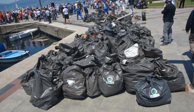 2 saatte deniz ile sahilden 1 ton çöp topladılar