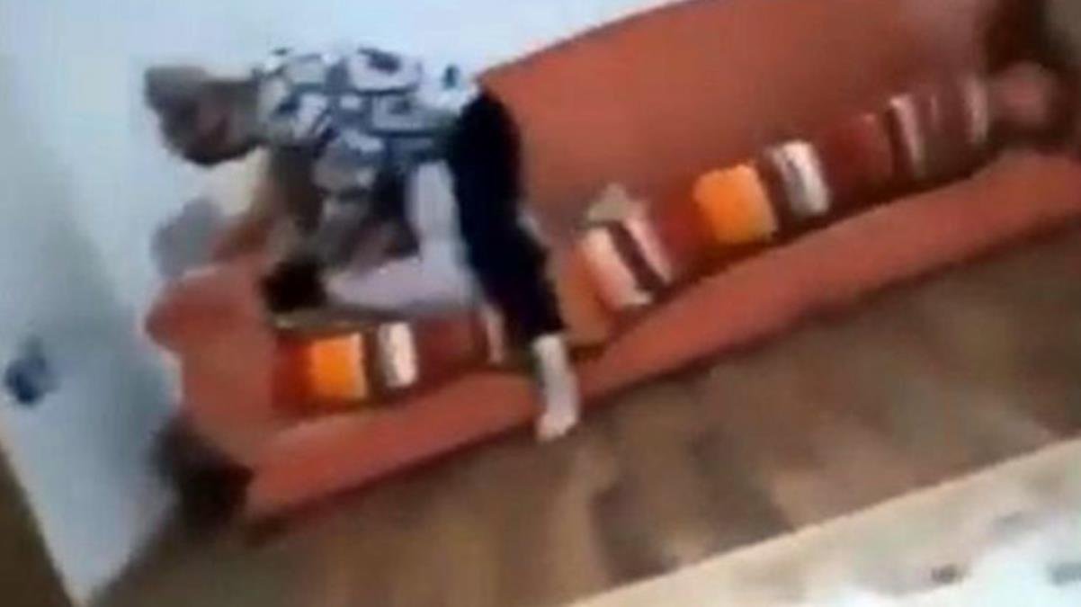 8 yaşındaki evladını acımasızca döven anne, tahliye olunca kızının ayağına sarılıp af diledi