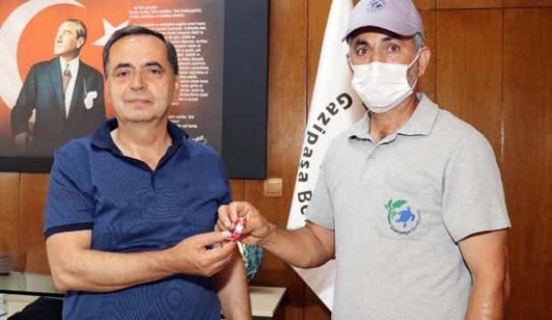 80 bin liralık altını sahibine ulaştıran işçiye çeyrek altın ve plaket