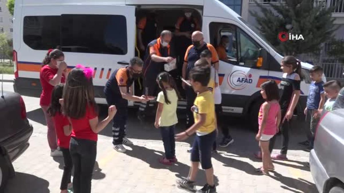 – AFAD ekiplerinden ilginç bayram kutlaması.. Önce maske ve şeker dağıttı sonra evlerine gönderdi