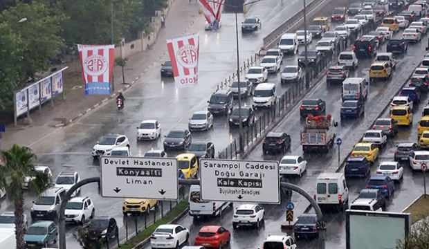 Antalya’da 5 dakika süren sağanak, trafiği felç etti