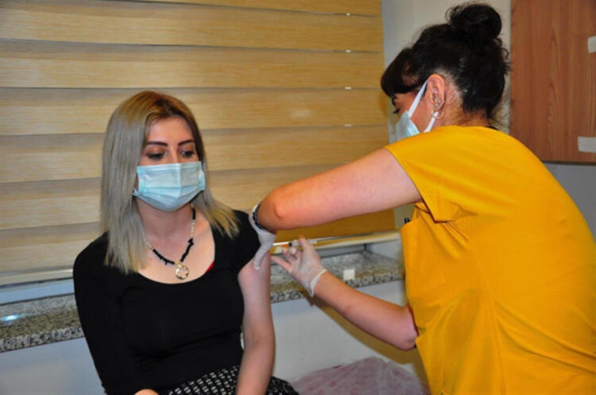 Aşı olmaya gelenlerin istekleri hemşireleri canından bezdirdi! Şişeyi görmek isteyen bile var