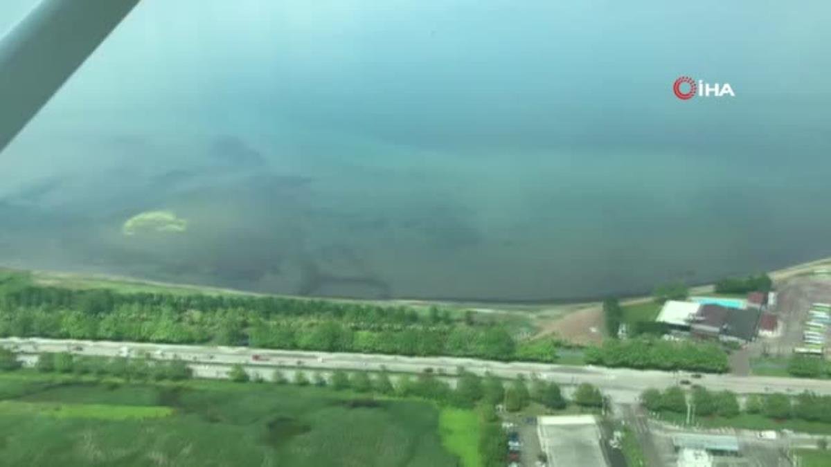 Atıkların kırmızıya boyadığı dere temizlendi