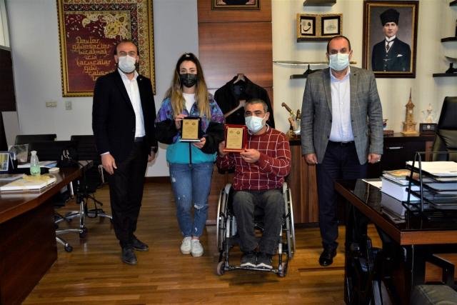 Avrupa üçüncüsü Berfun’a teşekkür plaketi