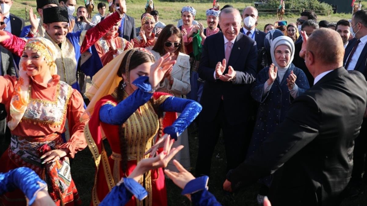 Azerbaycan’dan renkli görüntüler! Aliyev oynadı, Cumhurbaşkanı Erdoğan alkış tuttu