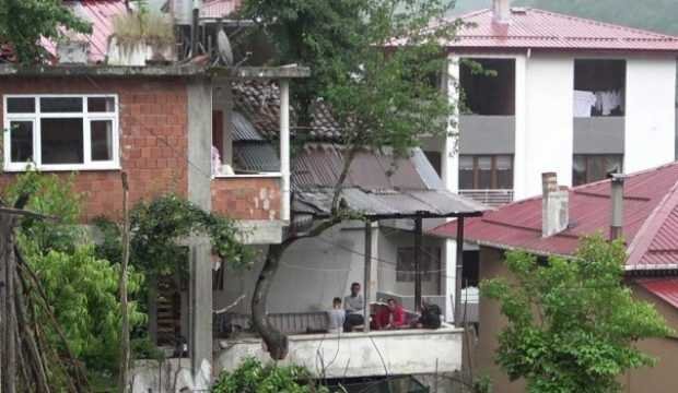 Babasının diktiği armut ağacını kesmeye kıyamadı: Balkonun içerisinden geçirdi