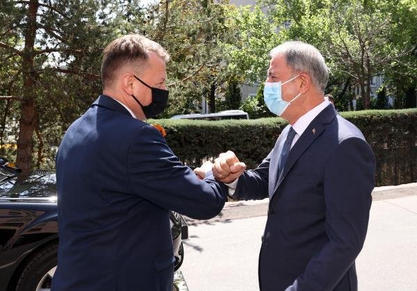 Bakan Akar ile görüşen Polonyalı Bakan Blaszczak: SİHA’ların büyük katkısı olacak