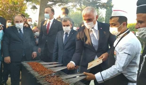 Bakan Ersoy ciğer kebabı pişirdi