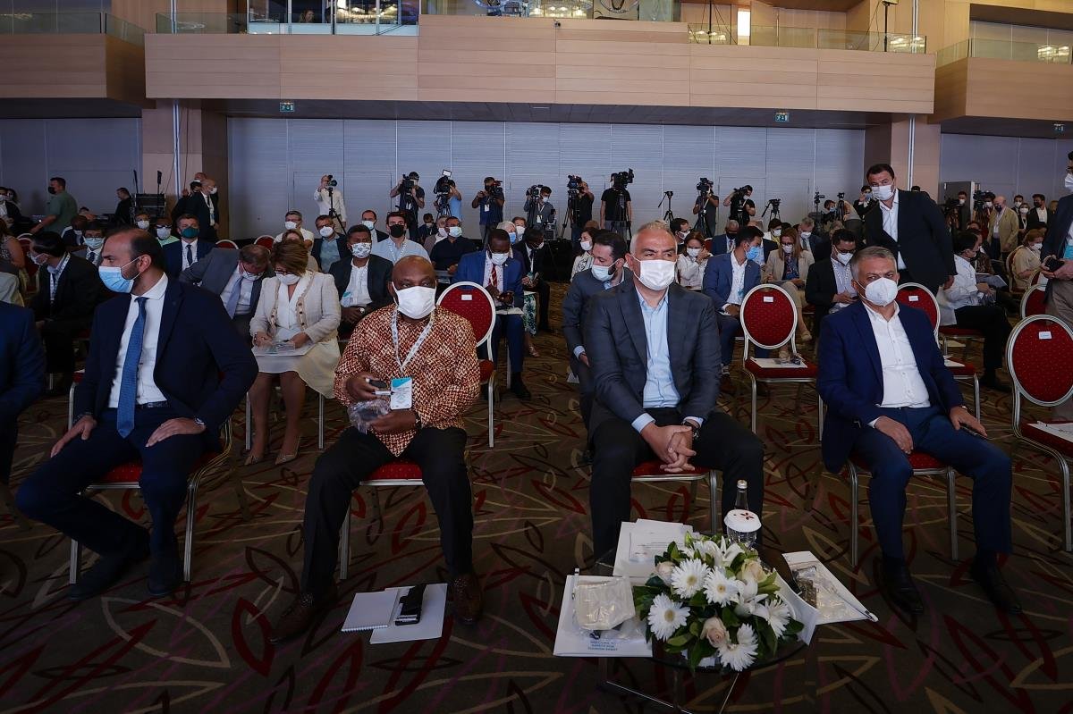 Bakan Ersoy: “Güvenli Turizm Sertifika Programına an itibariyle 9 bin 800’in üzerinde tesis ve araç alındı “