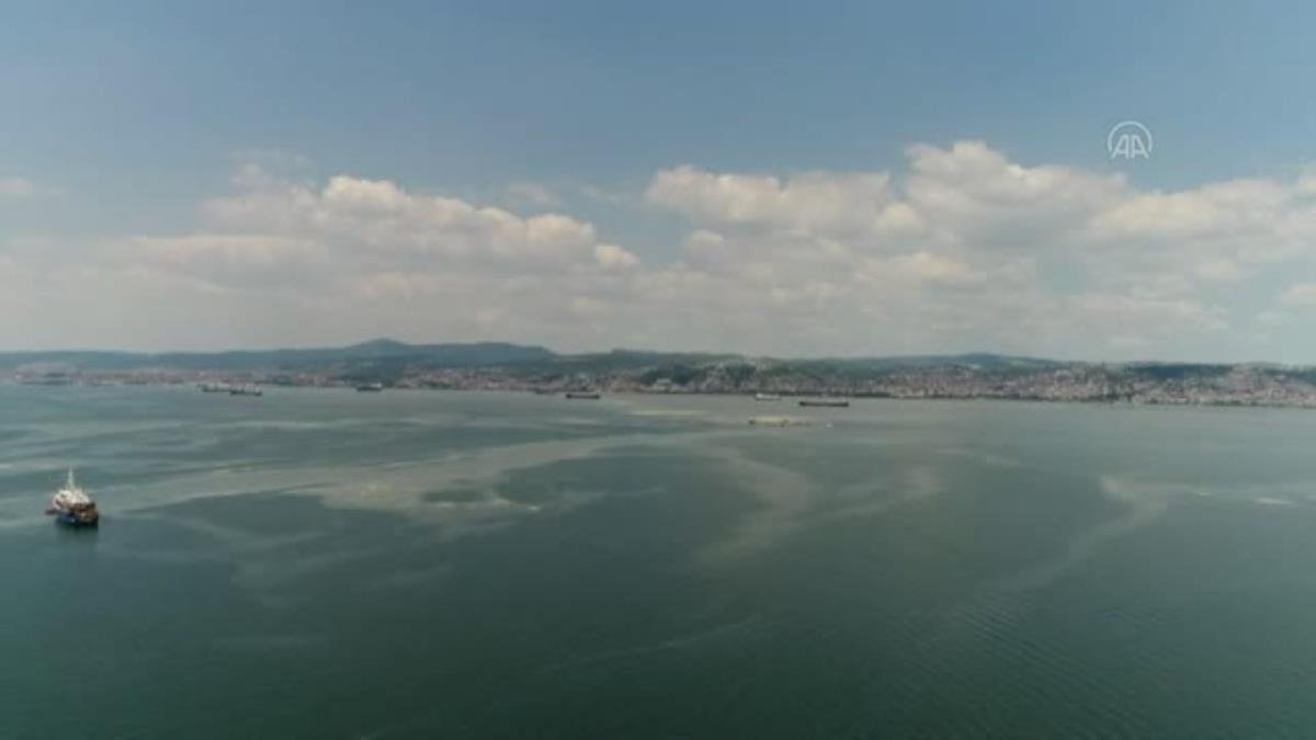 Bakan Kurum ODTÜ araştırma gemisi Bilim-2’deki müsilajla mücadele çalışmalarını inceledi (2)