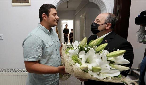 Bakan Varank darbedilen basın mensubunu ziyaret etti