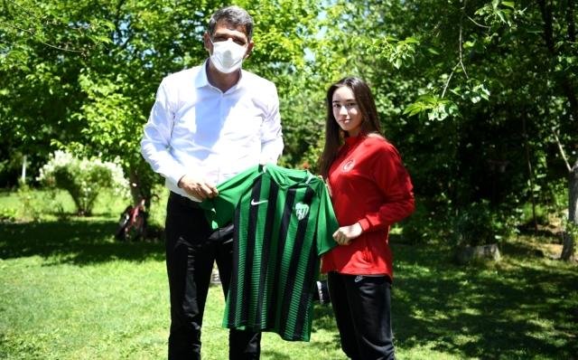 Başarılı sporculara Türk bayrağı ve Kocaelispor forması