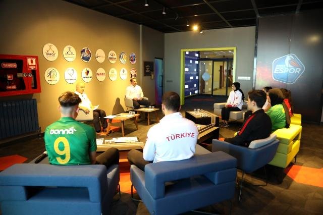 Başkan Bıyık, başarılı gençlerle buluştu