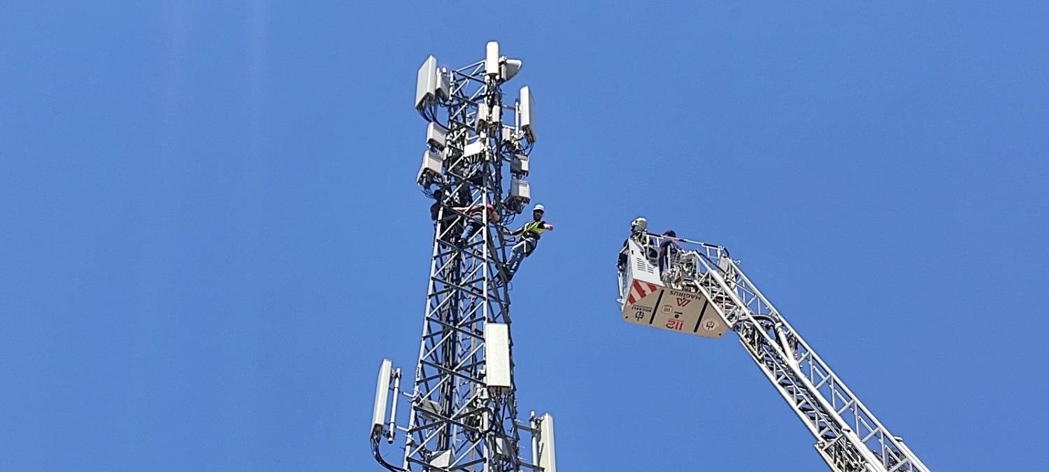 Baygınlık geçiren işçi 30 metrelik baz istasyonunda mahsur kaldı