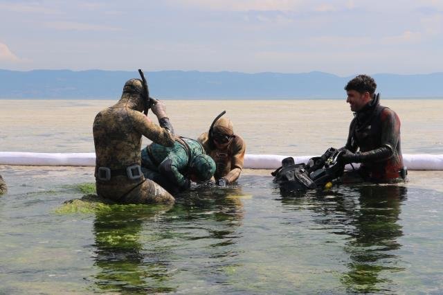Belediye Başkanı, dalgıç kıyafeti giyip salya için körfeze daldı