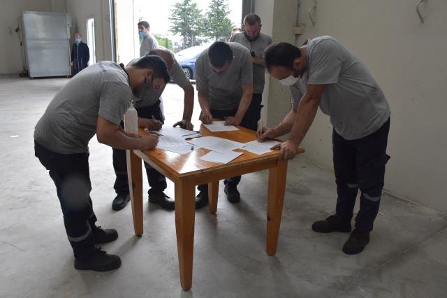 Bilecik’te mobil ekipler fabrikalarda çalışanları Kovid-19’a karşı aşılıyor