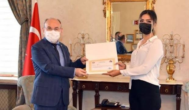 Bir günde 444 aşı yapan ‘Dilan Hemşire’ye Başarı Belgesi