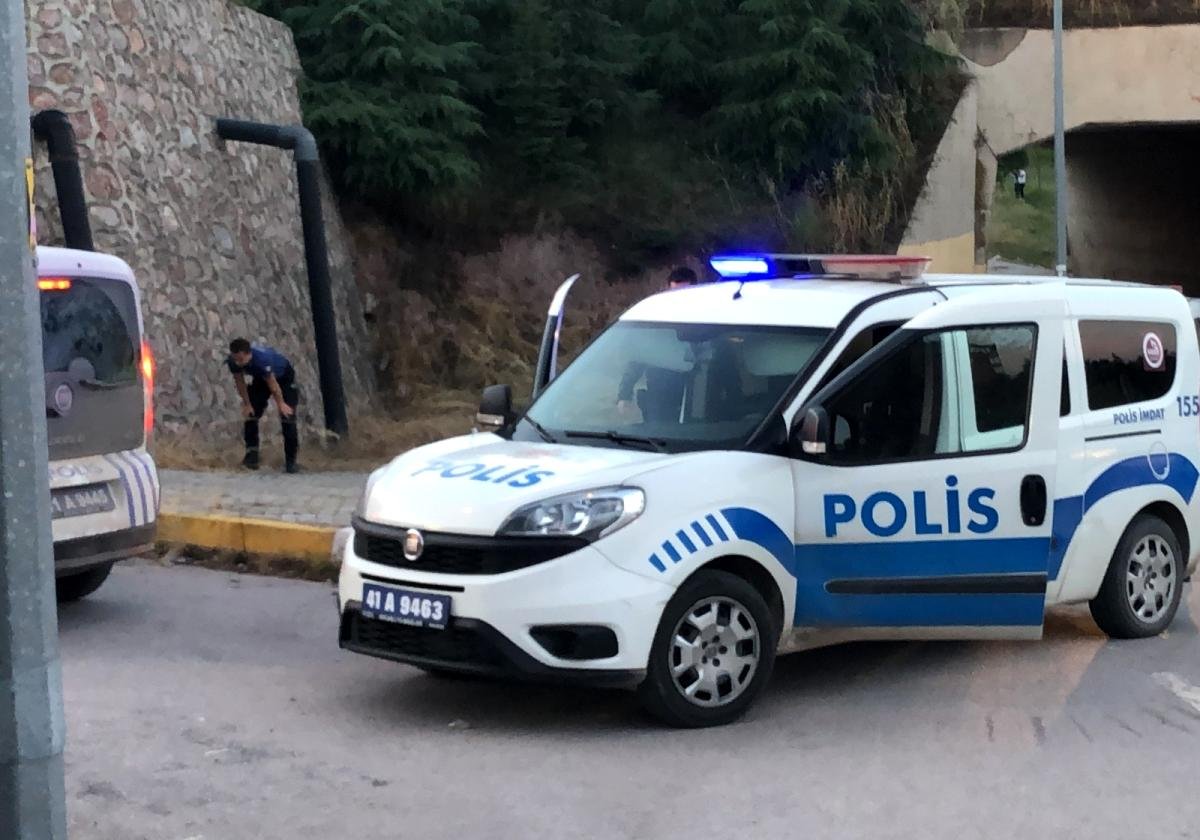 Boş arazide alkol alan şahıslar polis ekiplerine saldırdı: 9 gözaltı