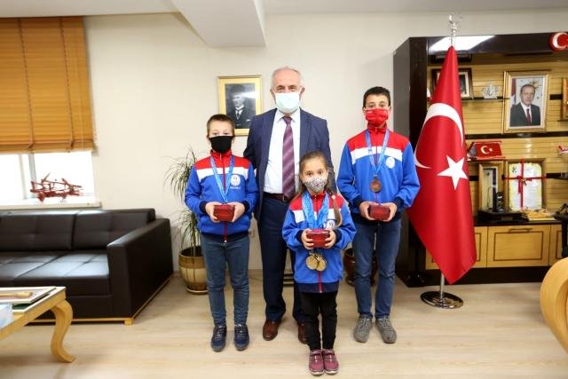 Buz pateninin başarılı kardeşlerine tebrik