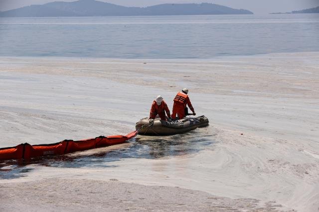 Caddebostan Sahili’nde müsilaj temizliğine başlandı