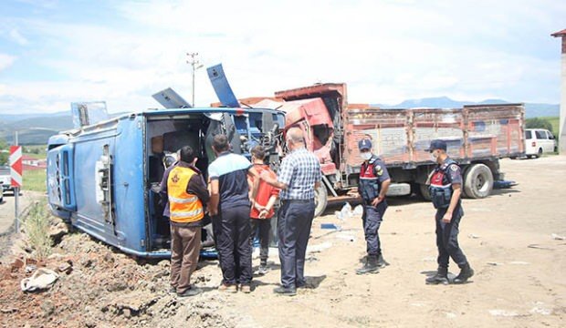 Cezaevi aracı, kamyona çarpıp devrildi: 5’i asker, 3’ü mahkum 10 yaralı