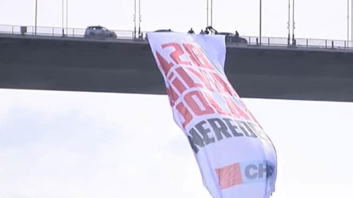 CHP’li vekiller 15 Temmuz Şehitler Köprüsü’ne “128 milyar dolar nerede?” yazılı dev bir pankart astı