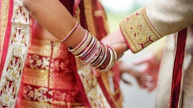 Damat düğünden kaçtı, gelin kutlamaya gelen başka bir konukla evlendi