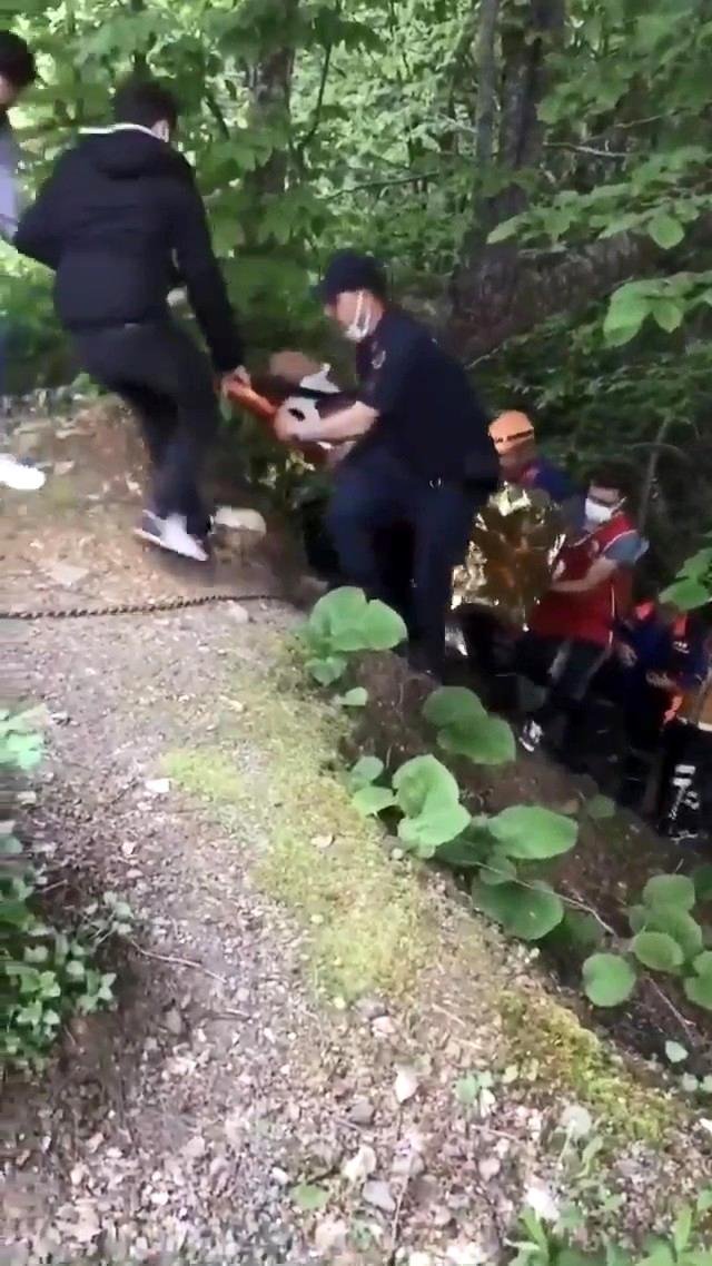 Dereye yuvarlanarak yaralanan şahsı kurtarmak için zamanla yarıştılar