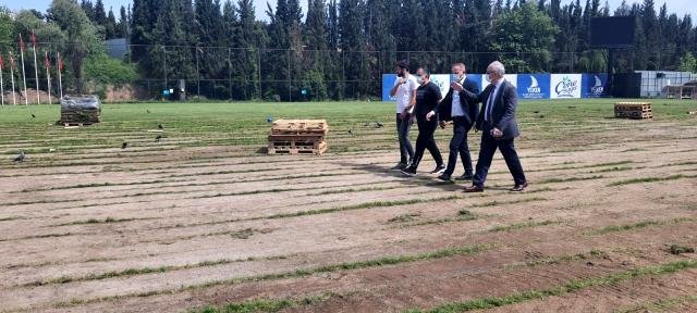 Derince Belediyespor sahası yenileniyor