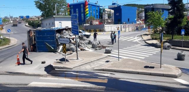 Devrilen kamyonda yüklü hurdalar yola saçıldı: 1 yaralı