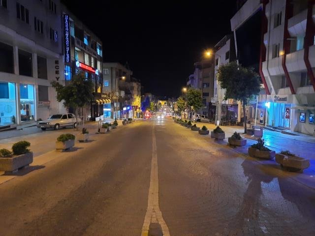 Doğu Marmara ve Batı Karadeniz’de kısıtlamanın başlamasıyla sokaklar boşaldı