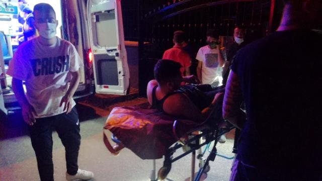 Duvardan atlayarak girdiği okul bahçesinde yaralanınca ekipleri alarma geçirdi