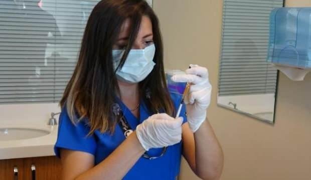 Ebru hemşire: Keşke babama da aşı yapabilseydim!