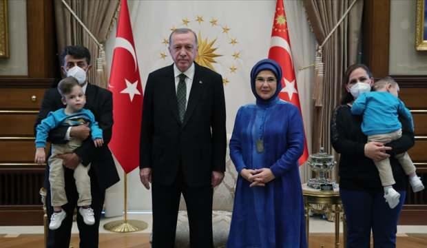 Erdoğan, ameliyatla ayrılan siyam ikizleri Derman ve Yiğit’in doğum gününü kutladı