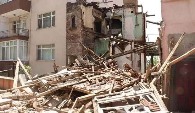 Ereğli’de 2 katlı metruk bina çöktü