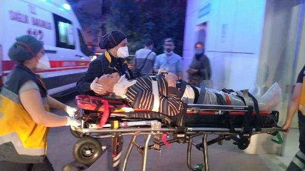 Erik toplamak için çıktığı ağaçta asılı kaldı