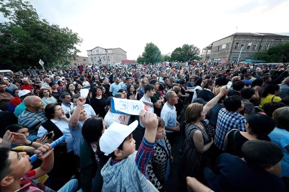 Ermenistan Başbakanı Paşinyan, Azerbaycan’dan oğluna karşı tüm Ermeni esirleri geri istedi