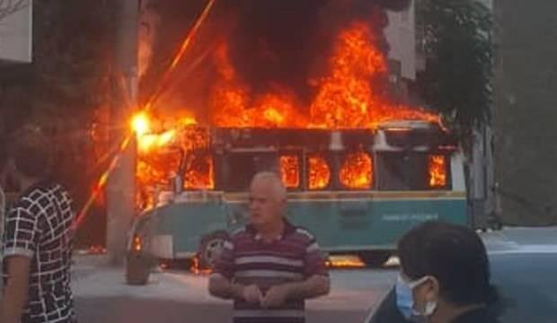 Faciadan dönüldü! Yolcu dolu minibüsler çarpıştıktan sonra alev aldı