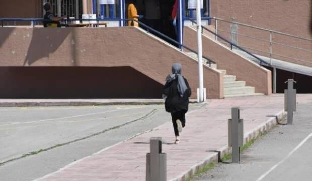 Fakülte kapısı, velilerin ‘aç, aç’ tezahüratıyla geç kalan gence açıldı