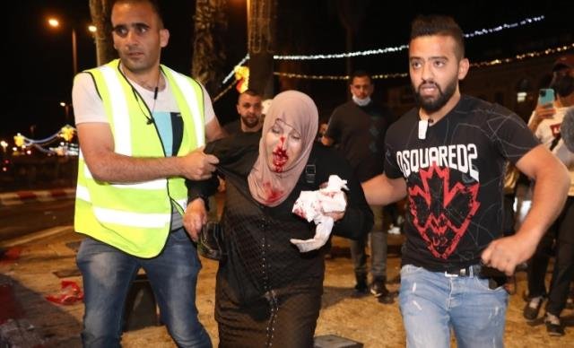 Filistinli anne, çocuklarının çığlıkları arasında darp edildi!