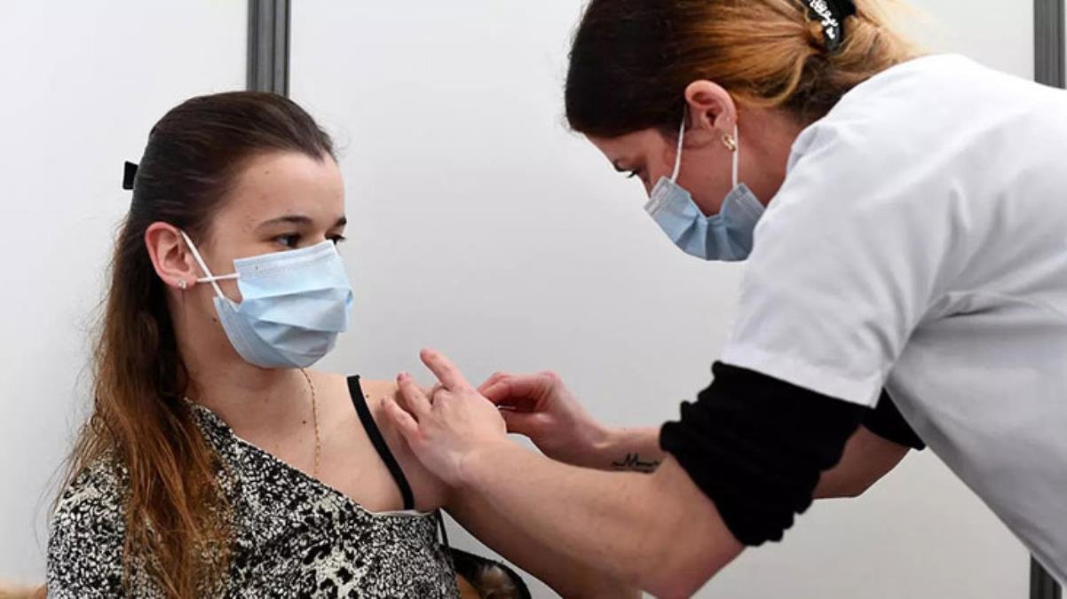 Fransa’da açık alanlarda maske zorunluluğu yarın kaldırılıyor