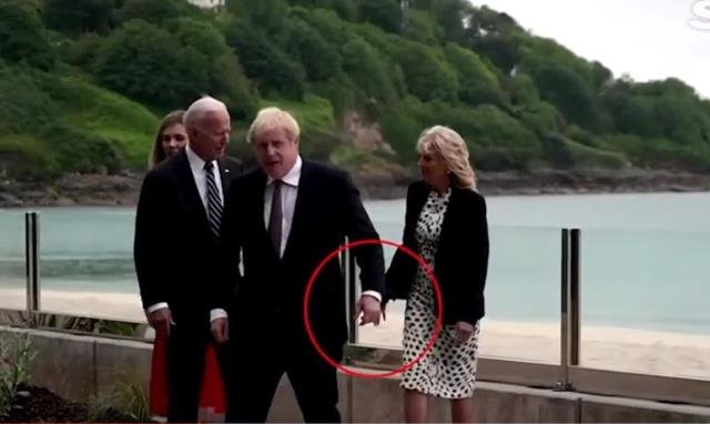 G-7 zirvesine damga vuran olay! Boris Johnson ve Biden’in eşi az kalsın el ele tutuşuyordu