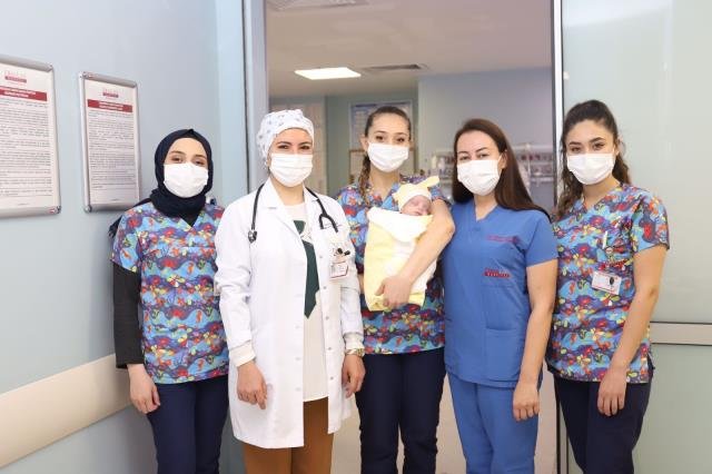 Gaziantep’te 550 gram doğan “parmak bebek” hayata tutundu