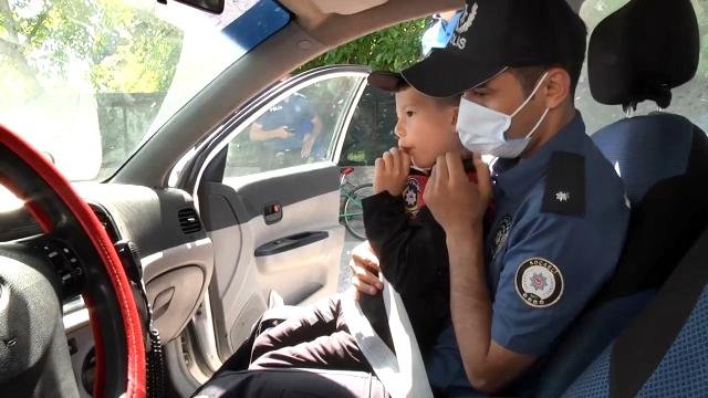 Görevden göreve koşan polis ekiplerinden alkışlanacak hareket