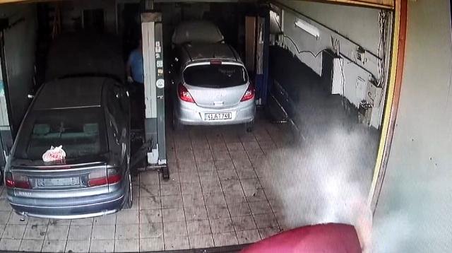 Hararet yapan otomobil, sanayide böyle patladı