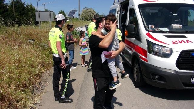 Hurdaya dönen otomobilden burnu kanamadan çıktılar
