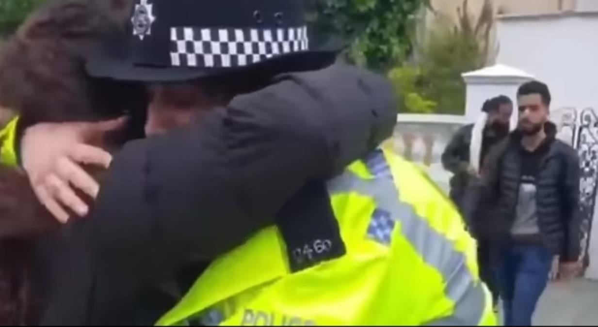 İngiliz polis memuru dayanamadı. Yumruğunu kaldırdı ve bağırdı: Filistin’e özgürlük!