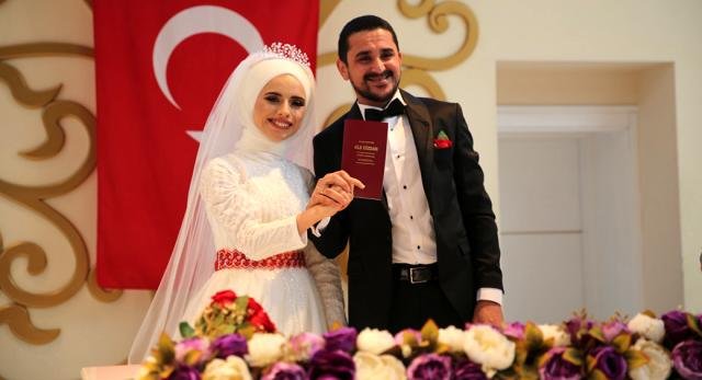 İşitme Engelli Çift Tercüman Aracılığıyla ‘Evet’ Dedi