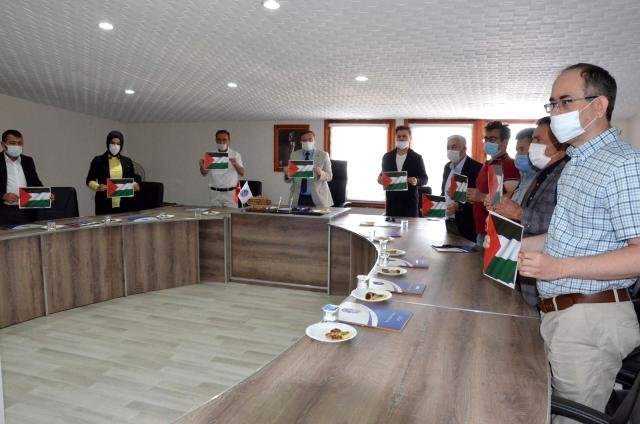 İsrail’i Filistin bayrakları ile kınadılar