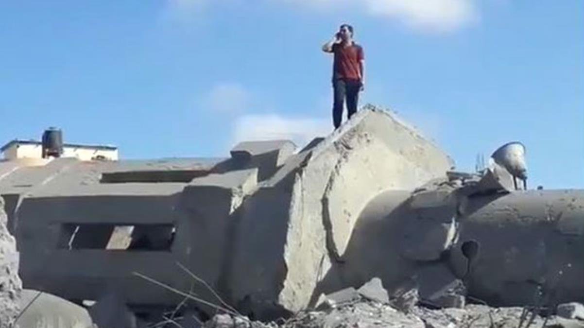 İsrail’in saldırıları da dindiremedi! Filistinli adam, cami enkazının üzerinde ezan okudu